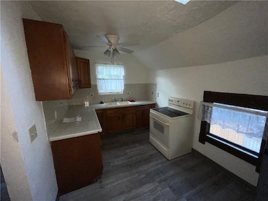 317 N Shenango St, New Castle, PA 16101 - photo 4