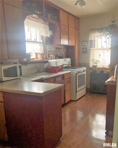 212 N Elmwood Ave, Davenport, IA 52802 - photo 3