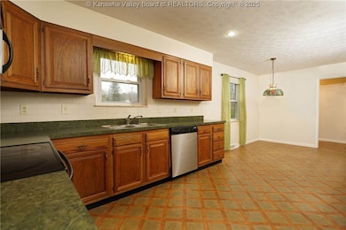 3802 Kathy Dr, Hurricane, WV 25526 - photo 6