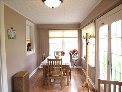 Sunroom. BRIGHT BRIGHT BRIGHT !!!  USED CURRENTLY 