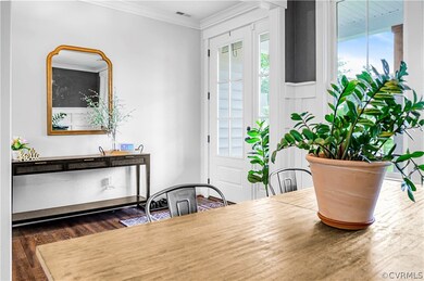 Open entry way with molding.