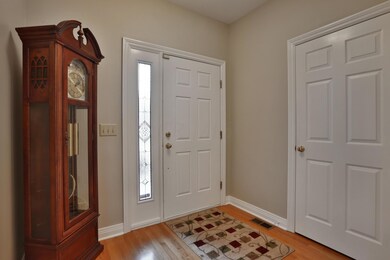 943 Linworth Village Dr, Columbus, OH 43235 - photo 2