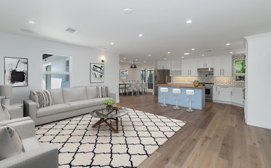 4208 E Oak St-large-003-031-4208 E Oak S