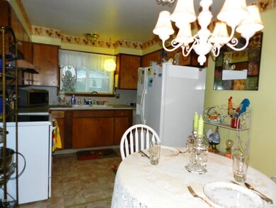 Dining room to kitchen