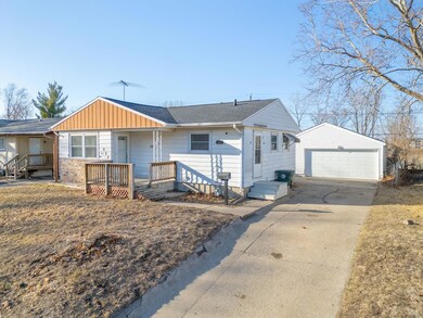 609 Keystone St, Waterloo, IA 50703 - photo 2