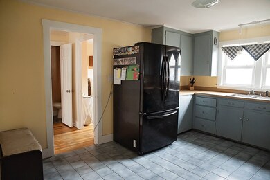 and the 1/4 bath is right in the hall as well.