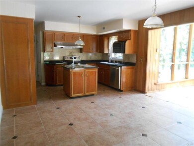 5851 Reppert Ln, Allentown, PA 18106 - photo 4