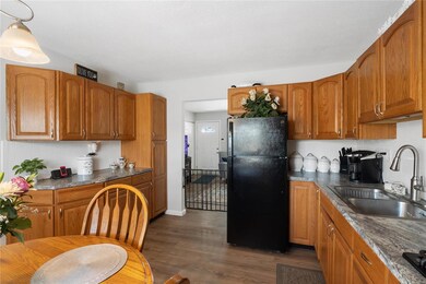 Great kitchen for entertaining buffet style!