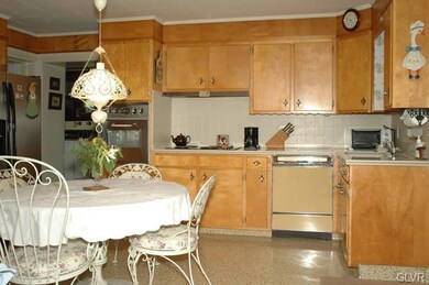 Eat-in kitchen