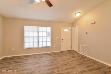 005-photo-living-room-11112843