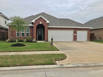 305 Cabernet Dr, Alvin, TX 77511 - photo 2