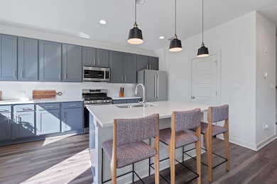 Kitchen with appliances with stainless steel fini