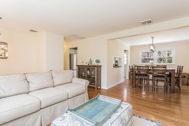 007-Living_Room-2585901-large