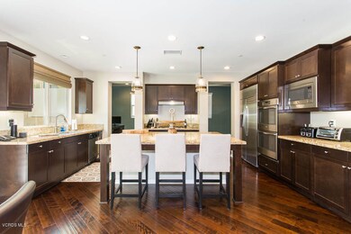Massive island w/breakfast bar