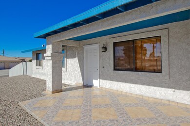 Beautiful Patio to sit and Look at Lake!