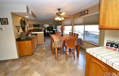 Breakfast area and wet bar