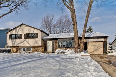 866 Camelot Dr, Crystal Lake, IL 60014 - photo 4