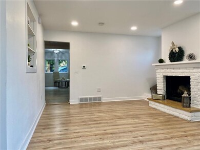 912 E 22nd Ct, Des Moines, IA 50317 - photo 4