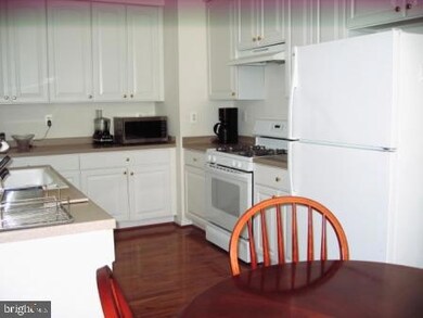 2590 Logan Wood Dr, Herndon, VA 20171 - photo 2