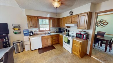 8626 Oakview Dr, Lenexa, KS 66215 - photo 4