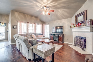 417 Jeffdale Dr, Burleson, TX 76028 - photo 3