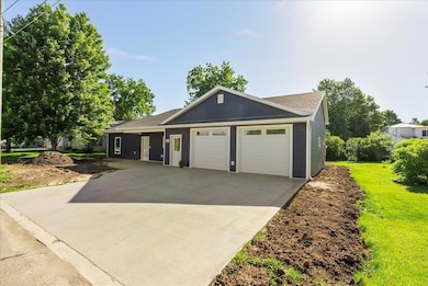 206 7th Ave SW, Independence, IA 50644 - photo 3