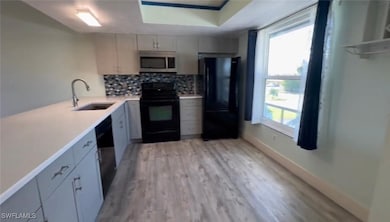 Kitchen featuring tasteful backsplash, a sink, bla