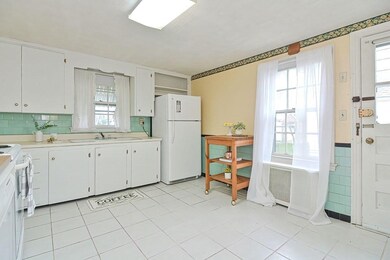 81 Edgemere Rd, Pawtucket, RI 02861 - photo 4