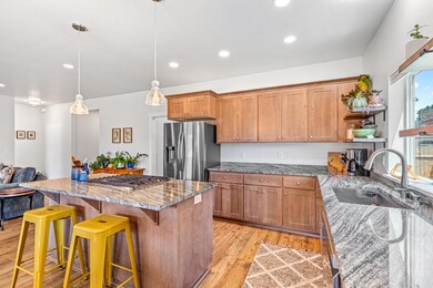 262 Samuel Ln Loop Rd, Phoenix, OR 97535