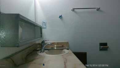Bathroom Upstairs (2)