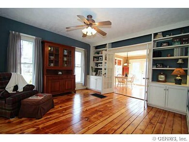 Family Room Nice built-in-freshly painted