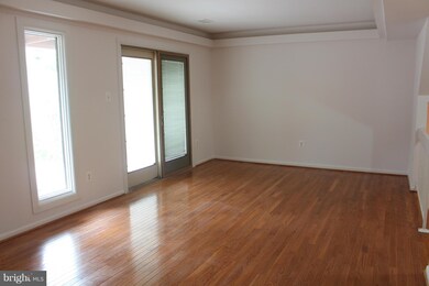 3052 Mission Square Dr, Fairfax, VA 22031 - photo 5