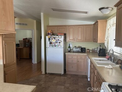 880 N Lake St unit 48, Hemet, CA 92544 - photo 4