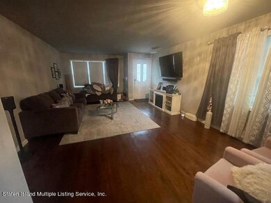 MAPLE PARKWAY livingroom