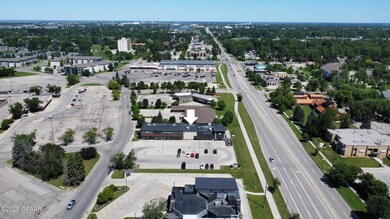 2712 S Columbia Rd, Grand Forks, ND 58201 - photo 4