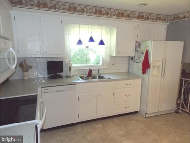 195 Fletcher Dr, Morrisville, PA 19067 - photo 6