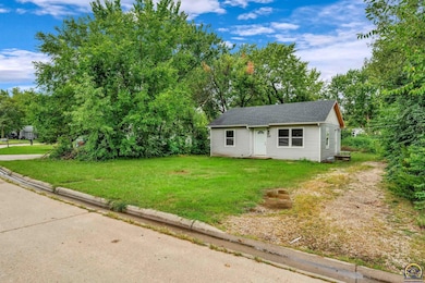 1212 SE Pinecrest Dr, Topeka, KS 66605 - photo 3