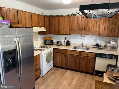 529 Canterbury Rd, Norristown, PA 19403 - photo 2