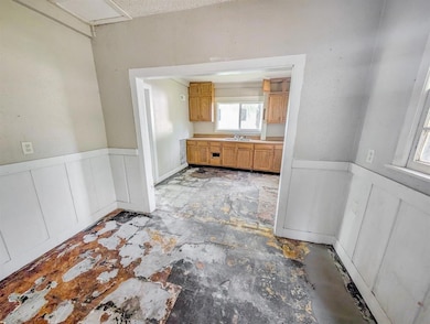 2323 E 23rd St, Des Moines, IA 50317 - photo 4