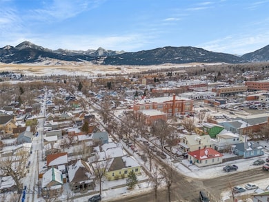 Fantastic Downtown Livingston Location!