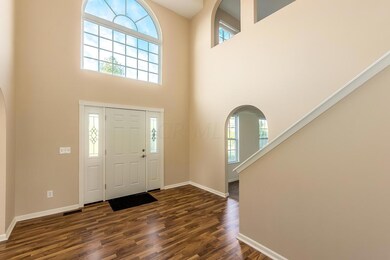 Bright 2 story foyer