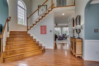 Spacious and welcoming 2 story foyer w/hardwood fl