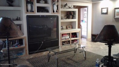 Large living room w built ins