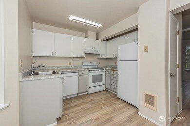 10 E Casino Rd unit B10, Everett, WA 98208 - photo 5