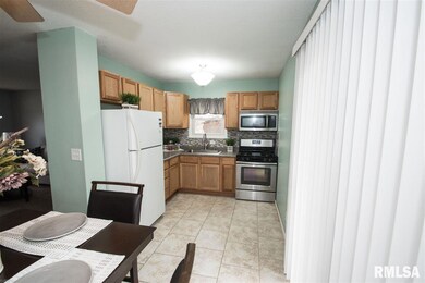 642 Northbrook Dr, Davenport, IA 52806 - photo 4