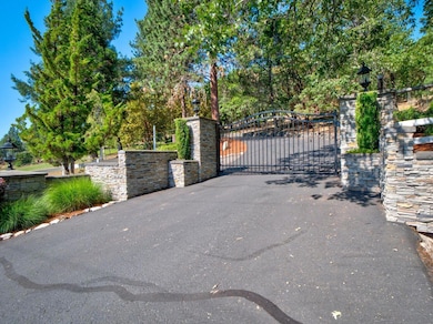 2555 Old Military Rd, Central Point, OR 97502 - photo 2