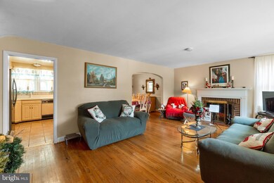 6686 Collinsdale Rd, Parkville, MD 21234 - photo 4