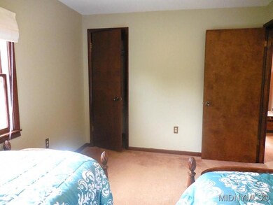 Neutral colors throughout
