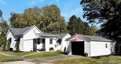 202 E Olive St, Staunton, IL 62088 - photo 6