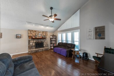 3821 S Narcissus Ave, Broken Arrow, OK 74011 - photo 4